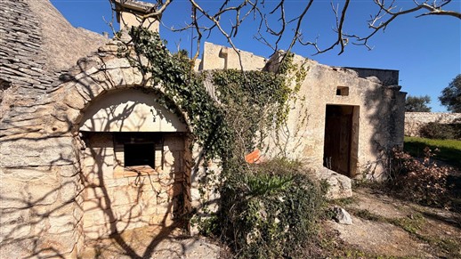 Corpo Di Trulli Con Fabbricati